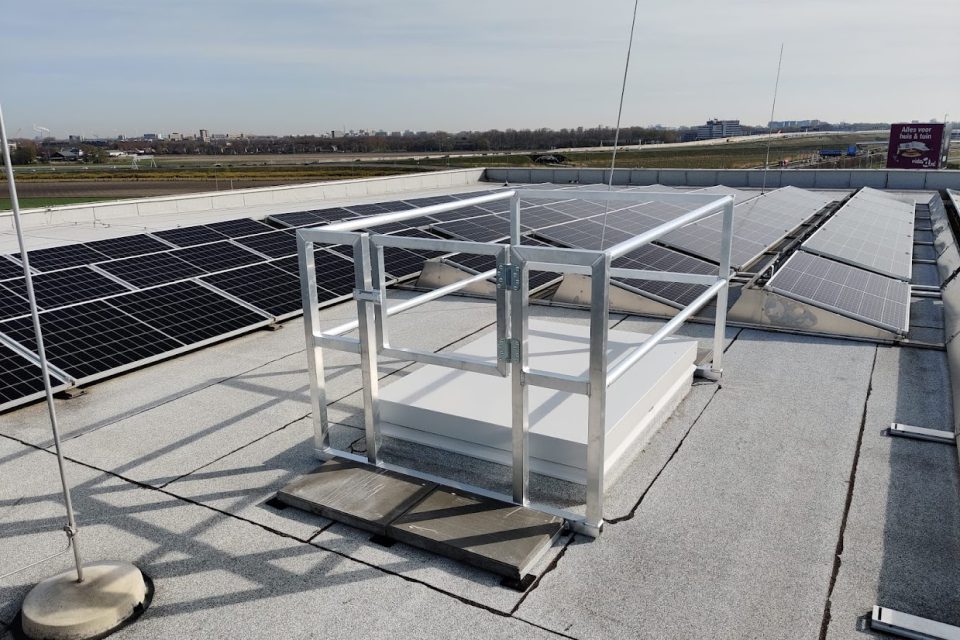 Dakhekwerk tussen de zonnepanelen