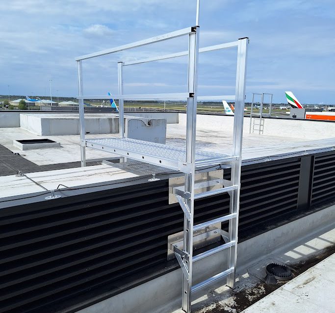 Veiligheidstrappetje op het dak voor veilige toegang en valbeveiliging.