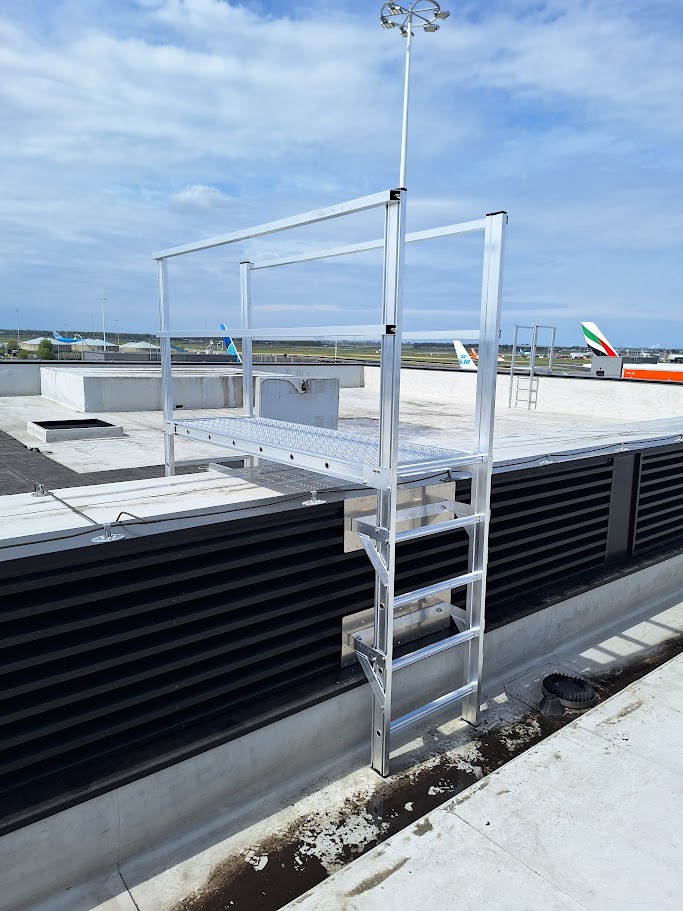 Veiligheidstrappetje op het dak voor veilige toegang en valbeveiliging.